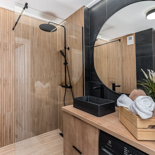 Aranżacja małej łazienki - ściana szklana walk-in